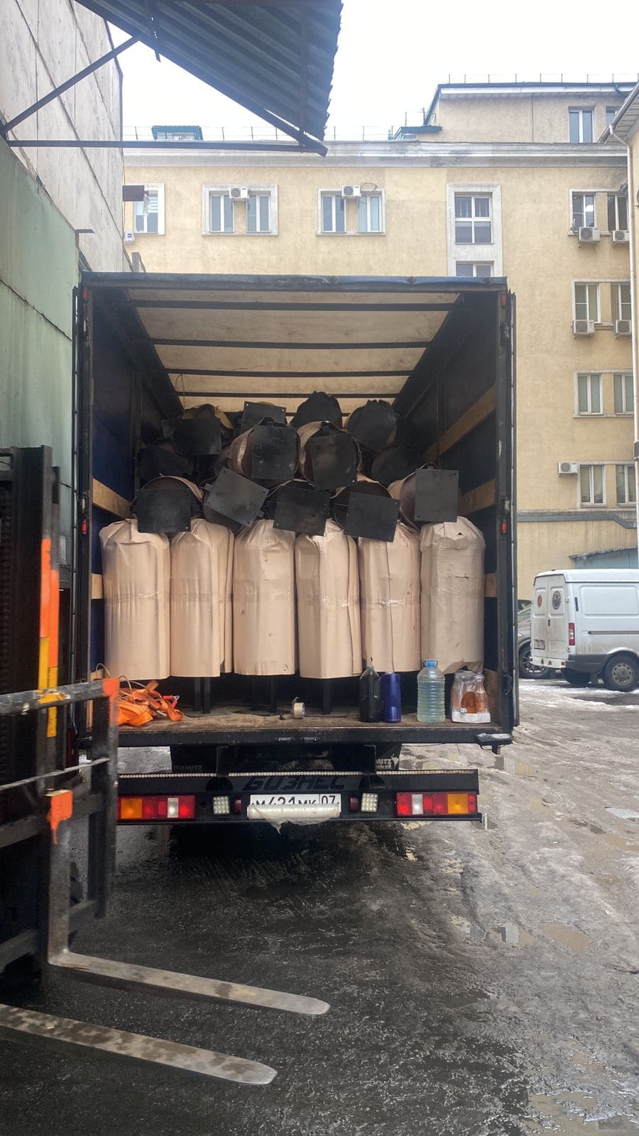 Грузовой автомобиль с аккуратно загруженными вещами